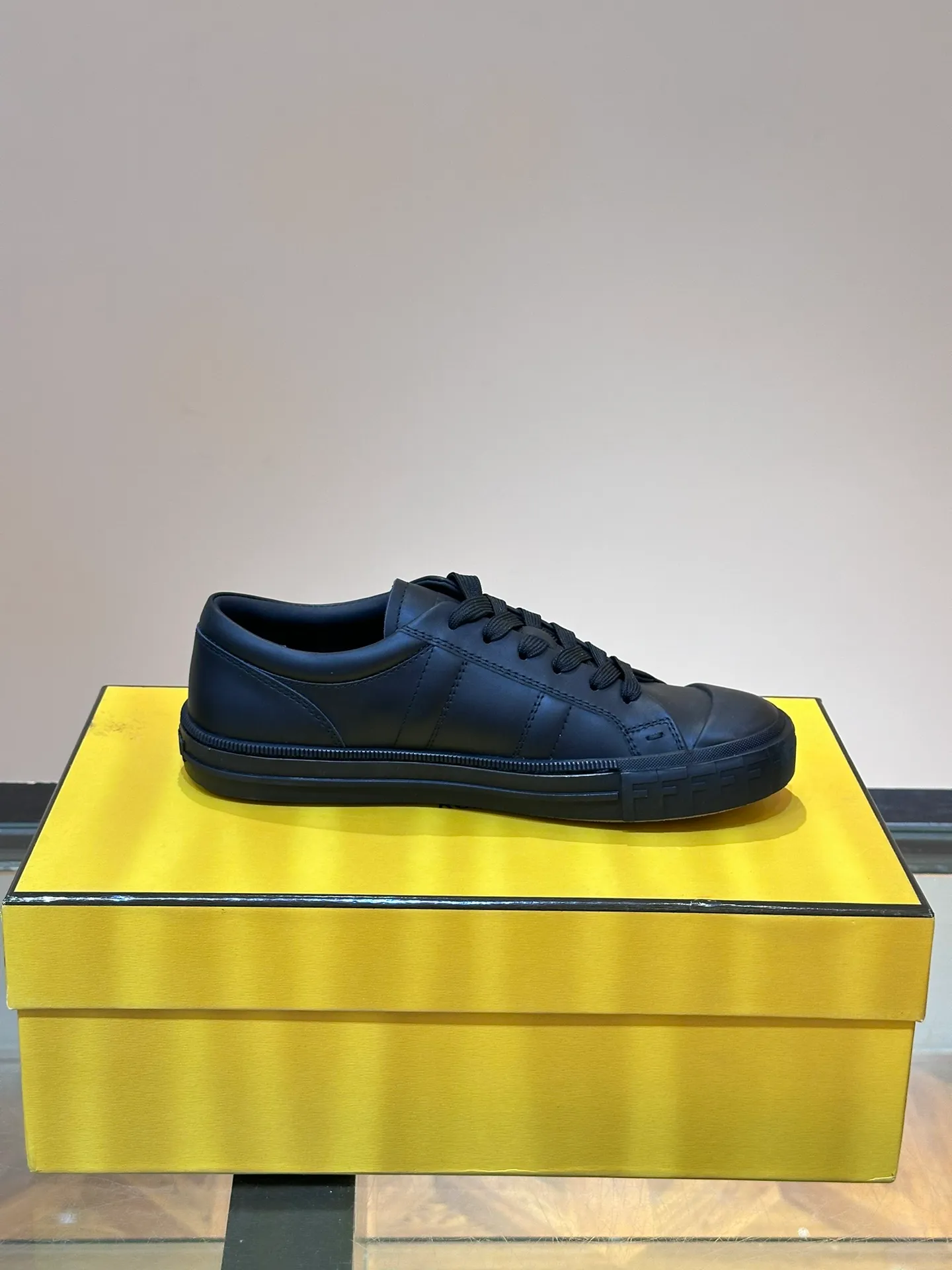 Men's Men's Shoes 💰380 [New Style] 🍿🍿Fendi Fendi Casual Sneakers Skateboard Shoes, the new Domino sneakers have become a favorite shoe. For those who want to create a simple and FENDI-characteristic look, this shoe is the perfect choice. Because this sneaker is one of the most cost-effective among FENDI's entry-level sneakers, it provides a great opportunity to attract and attract all customers who love easy and comfortable everyday sneakers. Size: 38-45 (men’s size 38.45 customized)